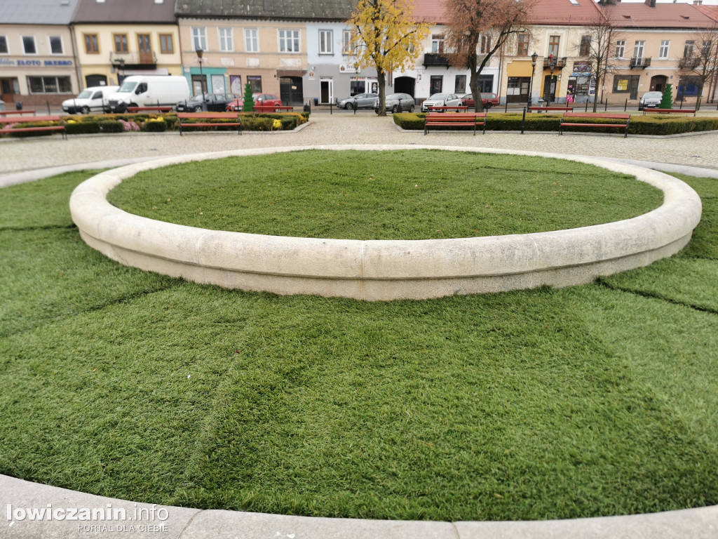 Fontanna w Łowiczu przykryta sztuczną trawą