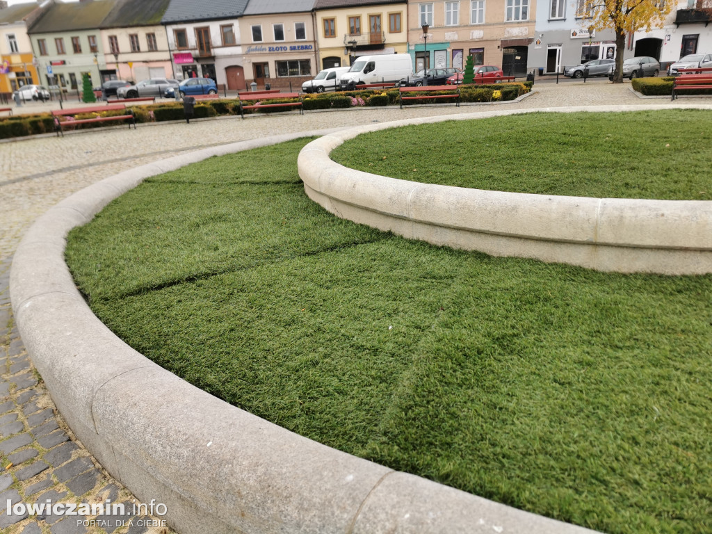 Fontanna w Łowiczu przykryta sztuczną trawą