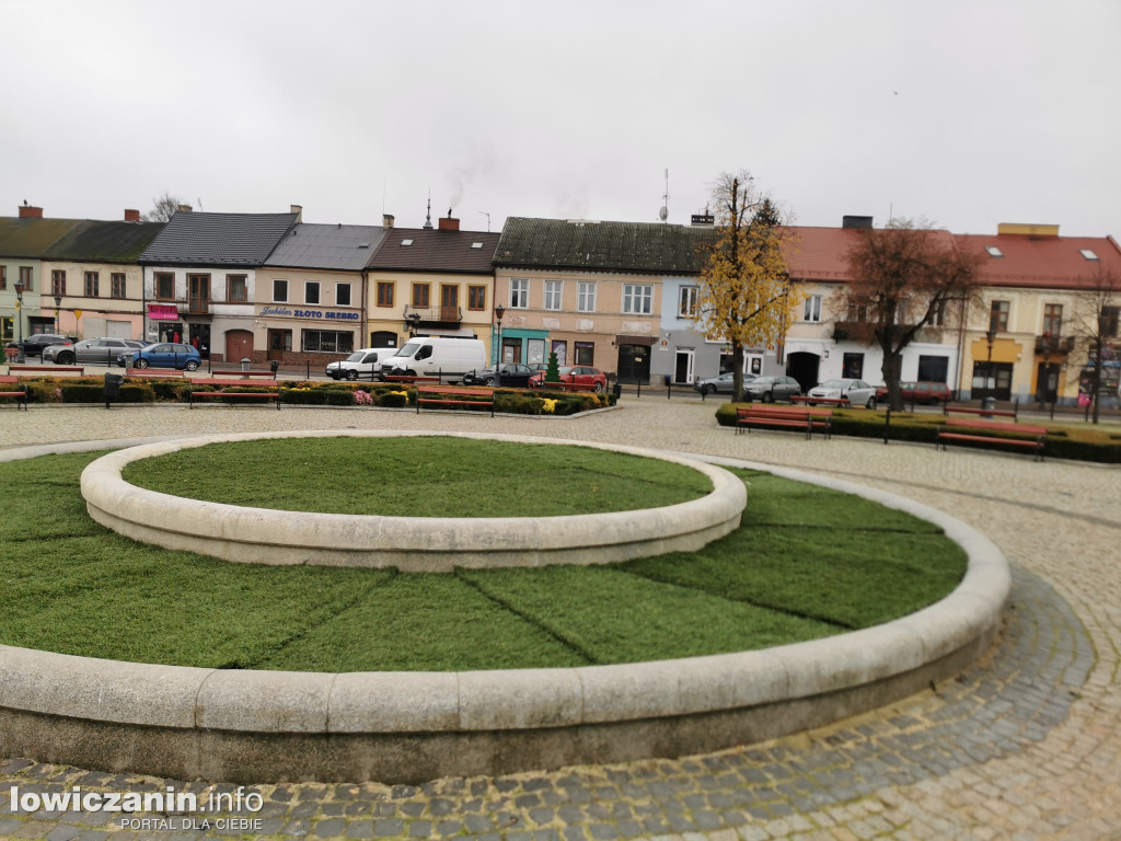 Fontanna w Łowiczu przykryta sztuczną trawą