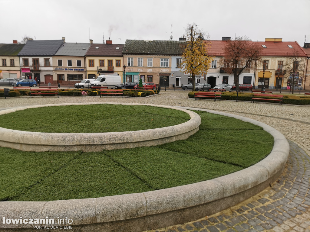 Fontanna w Łowiczu przykryta sztuczną trawą