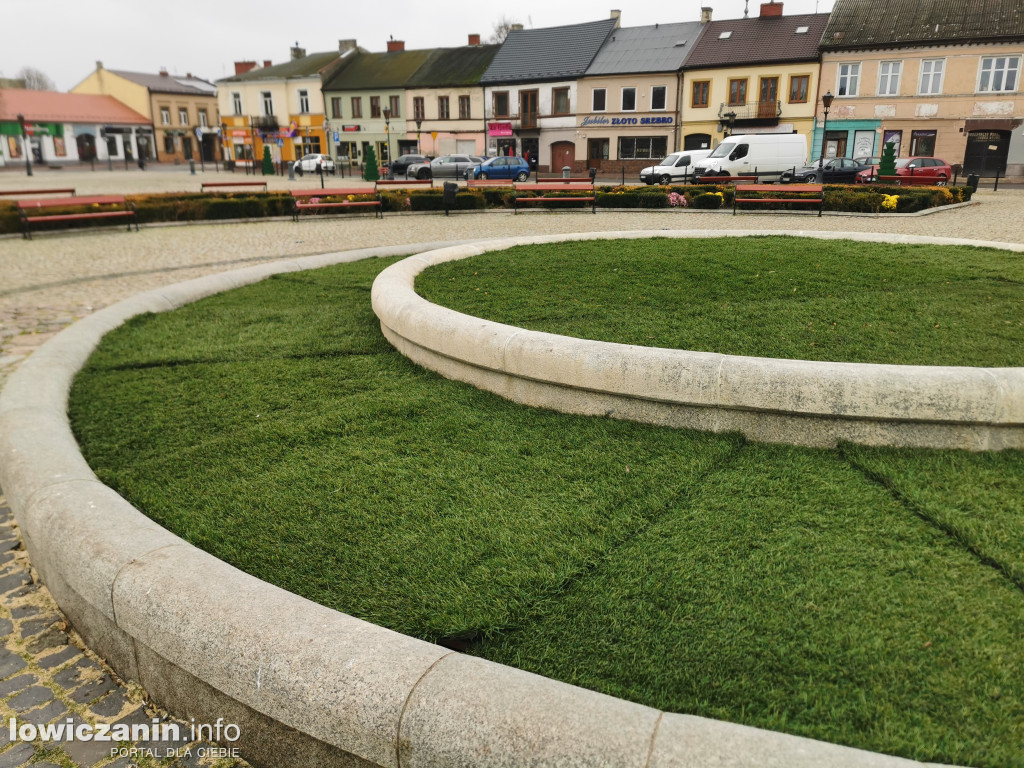 Fontanna w Łowiczu przykryta sztuczną trawą