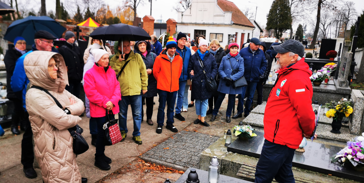 Łowiczanie odkrywali historię cmentarzy
