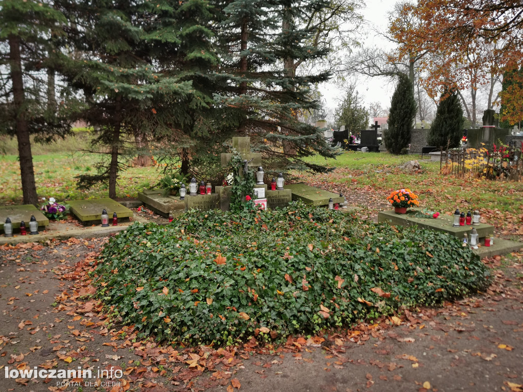 Łowiczanie odkrywali historię cmentarzy