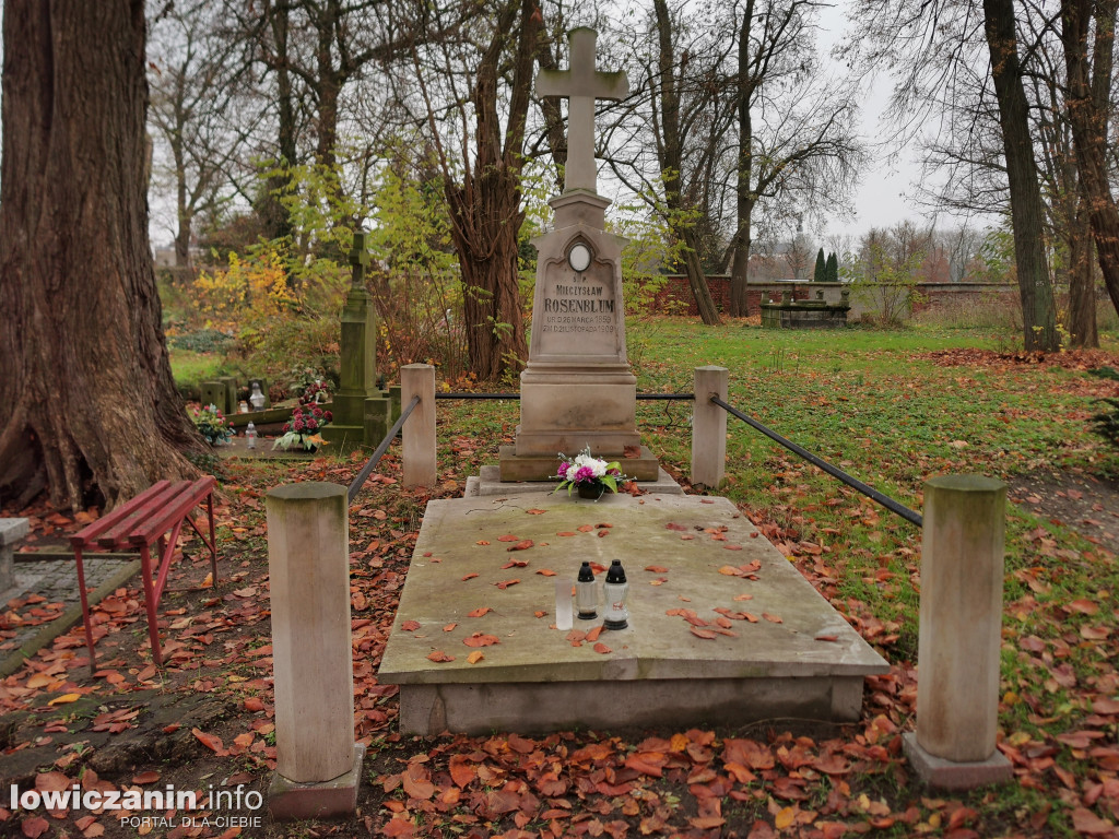 Łowiczanie odkrywali historię cmentarzy