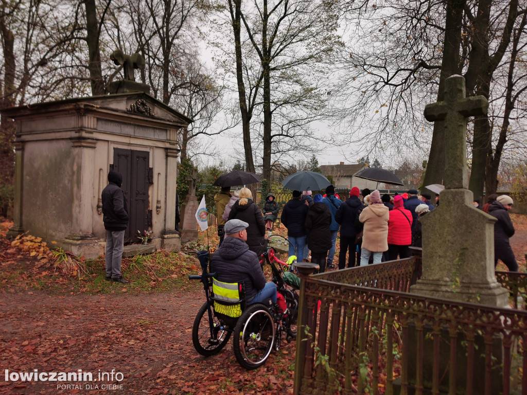 Łowiczanie odkrywali historię cmentarzy