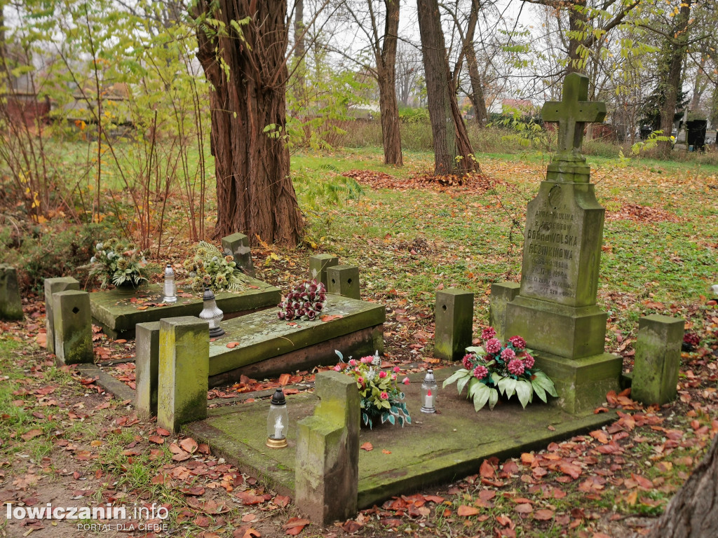 Łowiczanie odkrywali historię cmentarzy