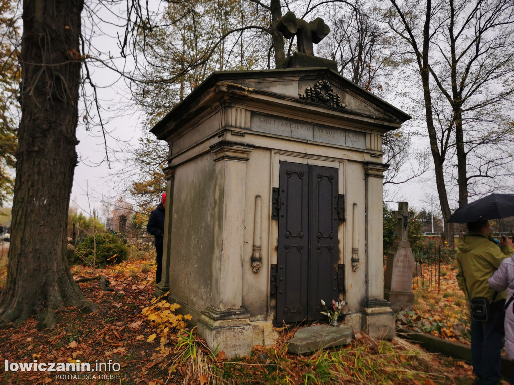 Łowiczanie odkrywali historię cmentarzy