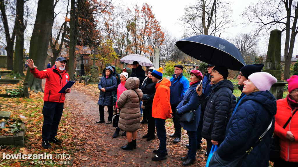 Łowiczanie odkrywali historię cmentarzy