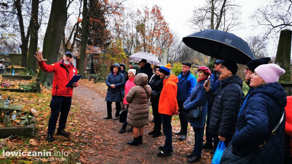 Łowiczanie odkrywali historię cmentarzy