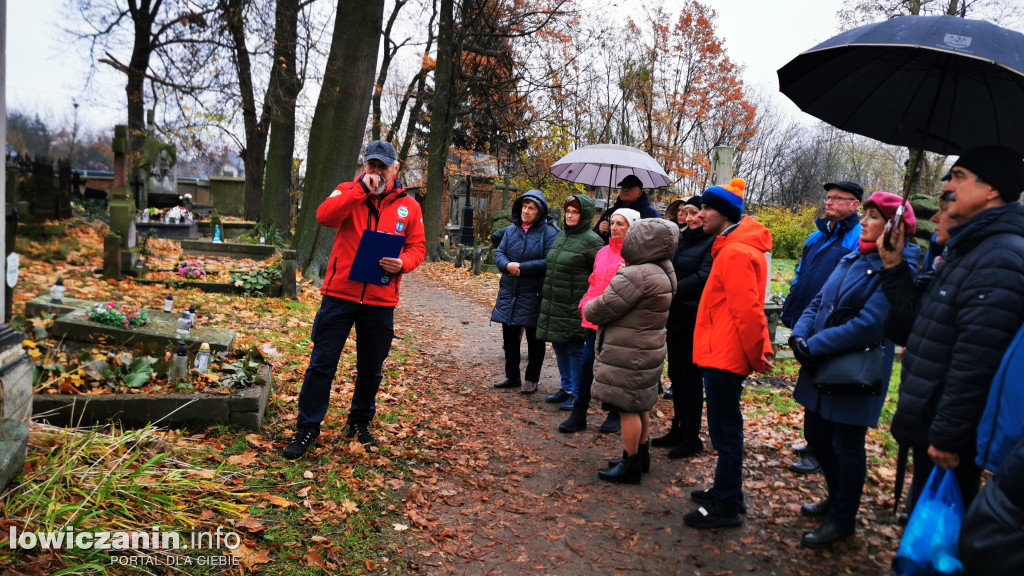 Łowiczanie odkrywali historię cmentarzy
