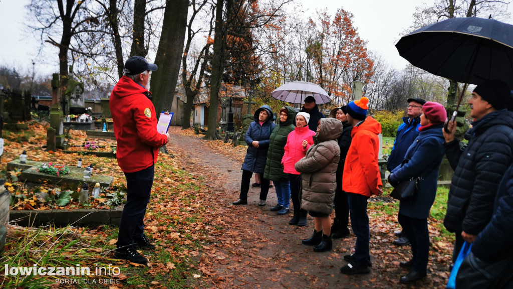 Łowiczanie odkrywali historię cmentarzy