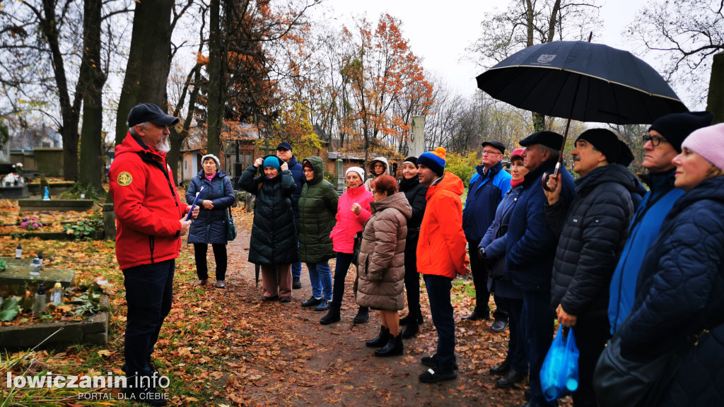 Łowiczanie odkrywali historię cmentarzy