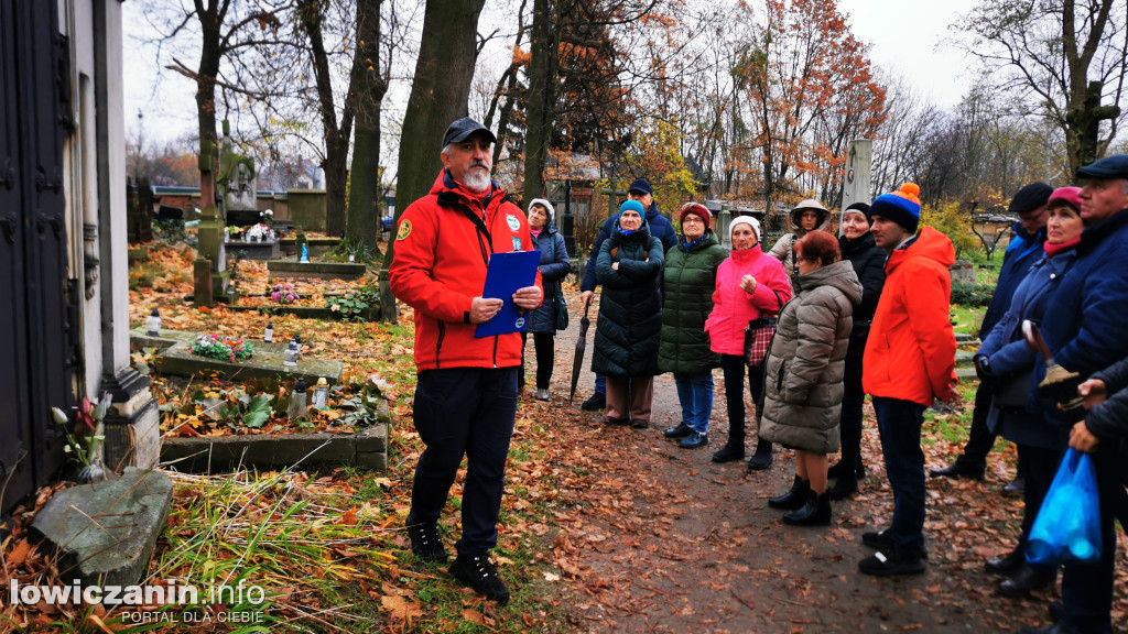 Łowiczanie odkrywali historię cmentarzy