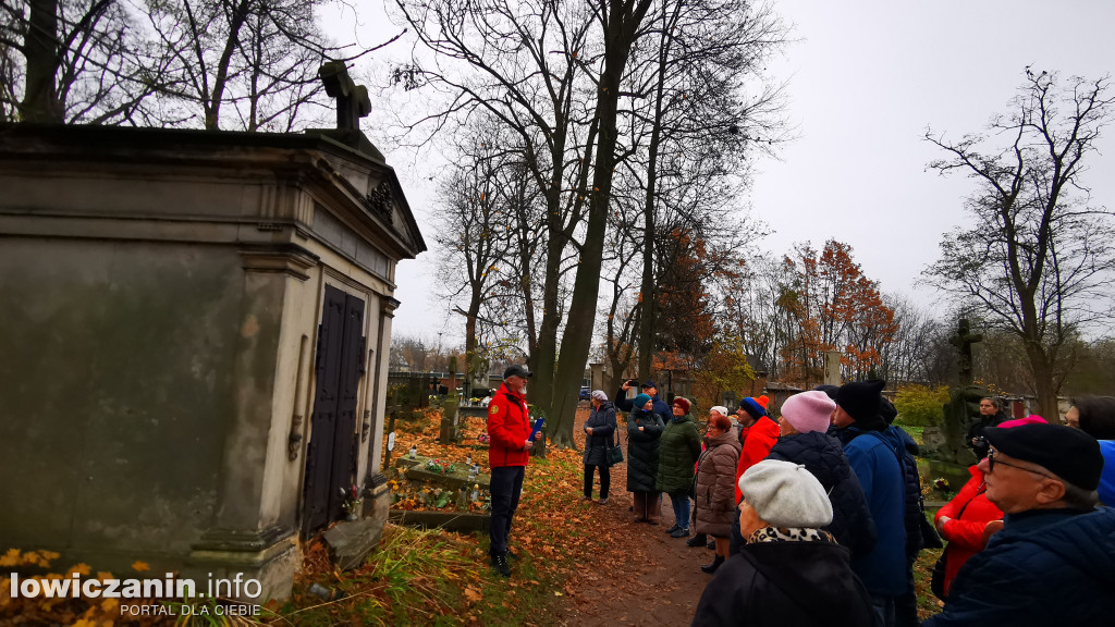 Łowiczanie odkrywali historię cmentarzy