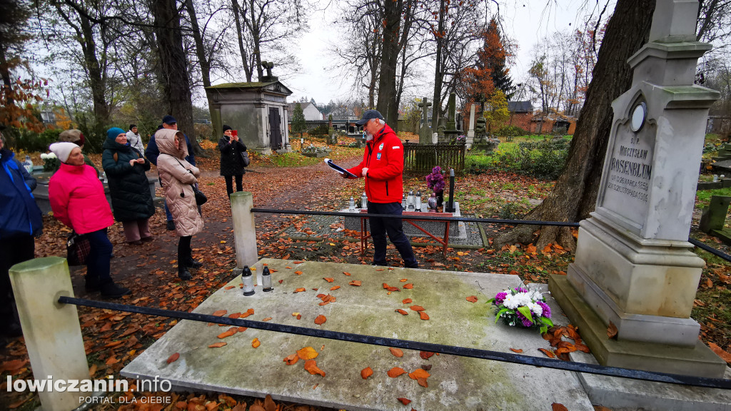 Łowiczanie odkrywali historię cmentarzy