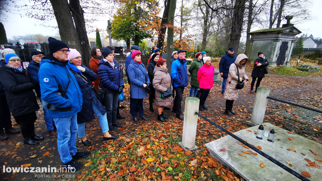 Łowiczanie odkrywali historię cmentarzy