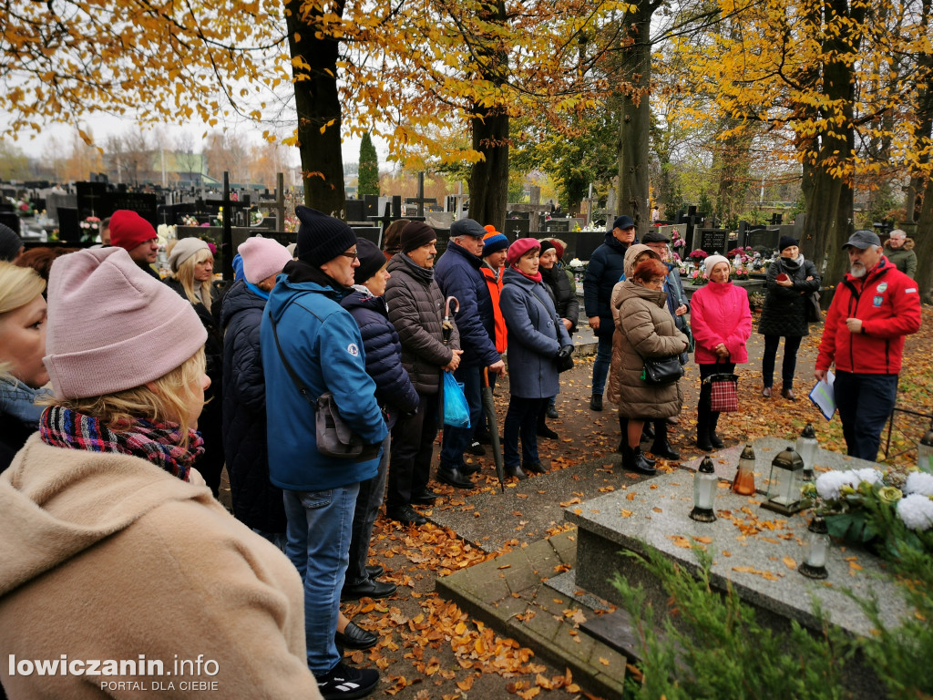 Łowiczanie odkrywali historię cmentarzy