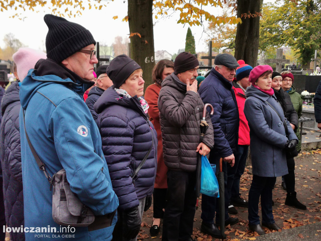 Łowiczanie odkrywali historię cmentarzy