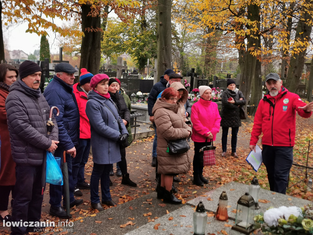 Łowiczanie odkrywali historię cmentarzy