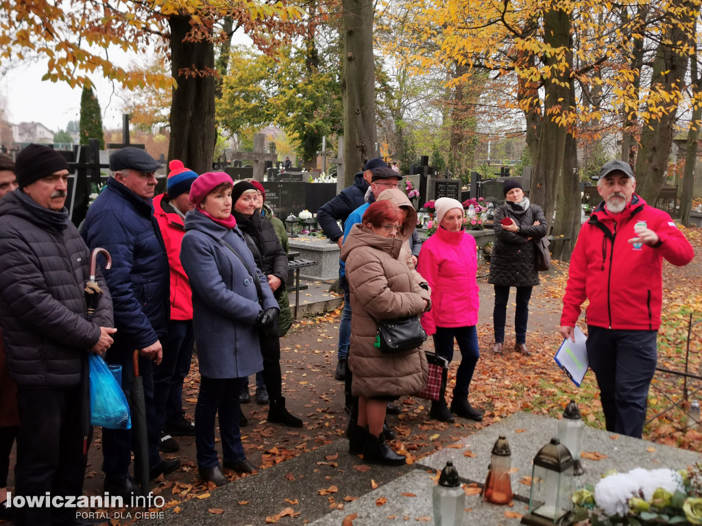 Łowiczanie odkrywali historię cmentarzy