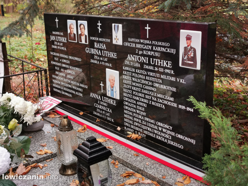 Łowiczanie odkrywali historię cmentarzy