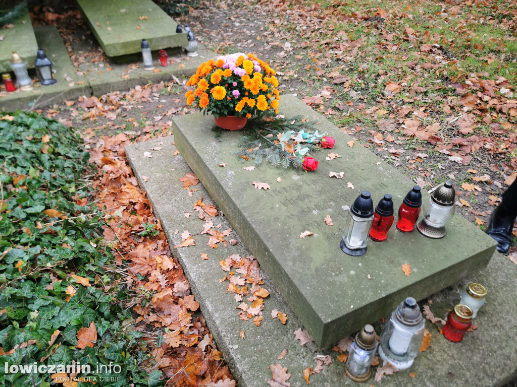 Łowiczanie odkrywali historię cmentarzy