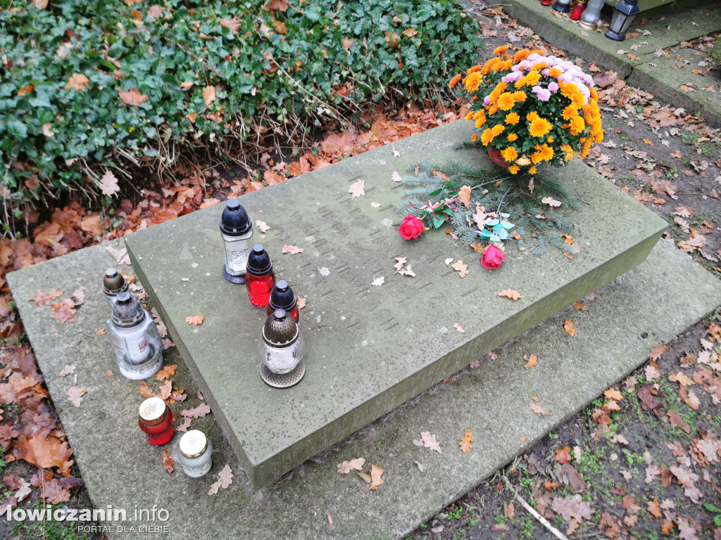 Łowiczanie odkrywali historię cmentarzy