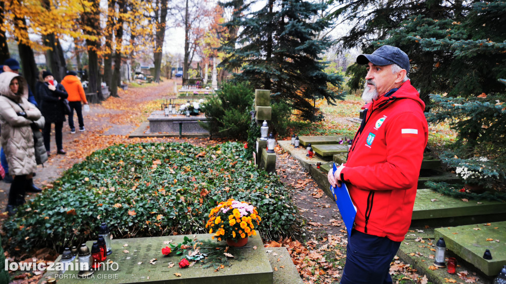 Łowiczanie odkrywali historię cmentarzy