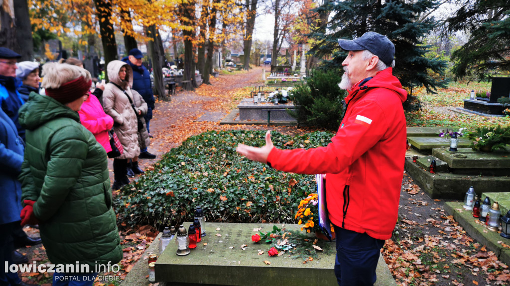 Łowiczanie odkrywali historię cmentarzy