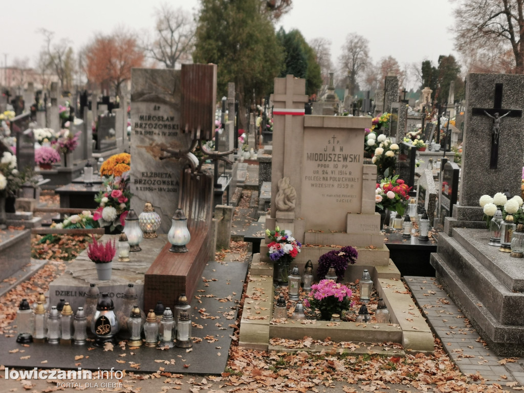 Łowiczanie odkrywali historię cmentarzy