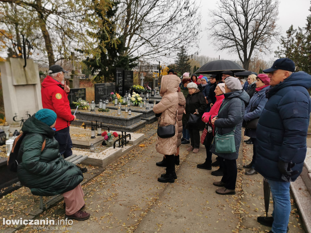 Łowiczanie odkrywali historię cmentarzy