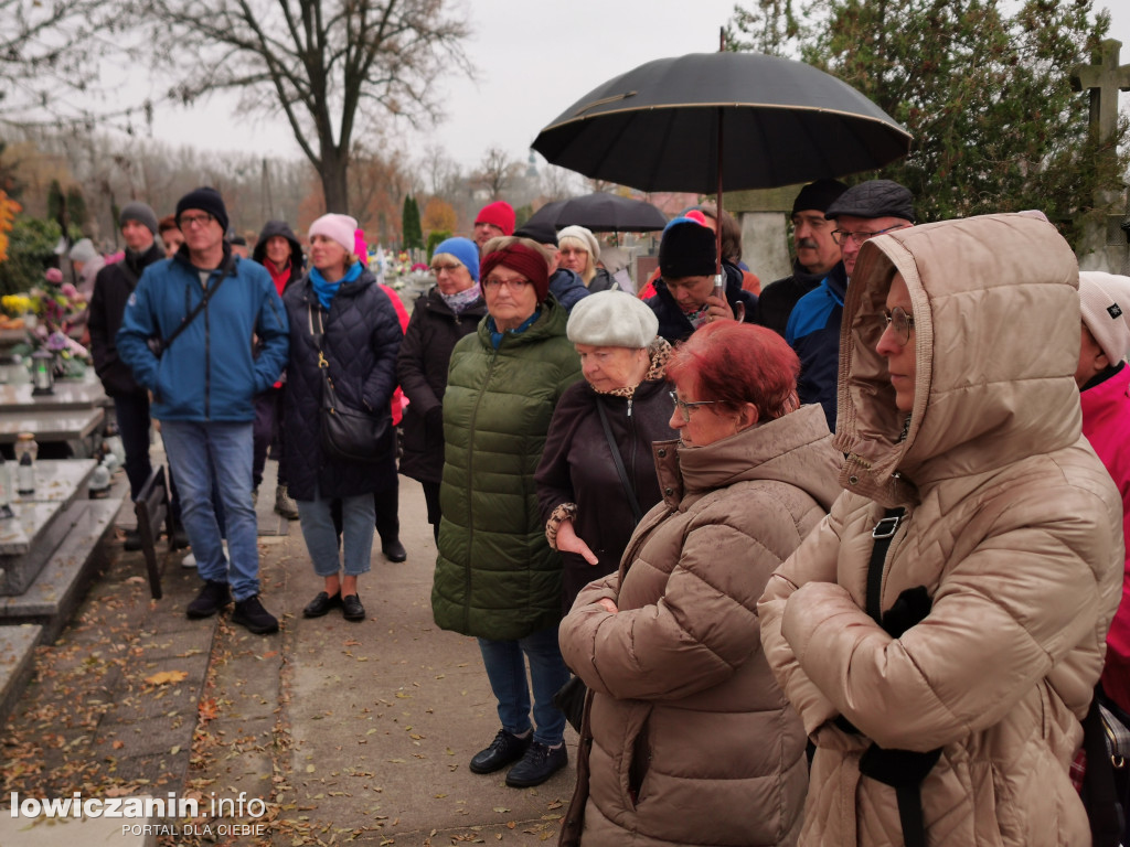 Łowiczanie odkrywali historię cmentarzy