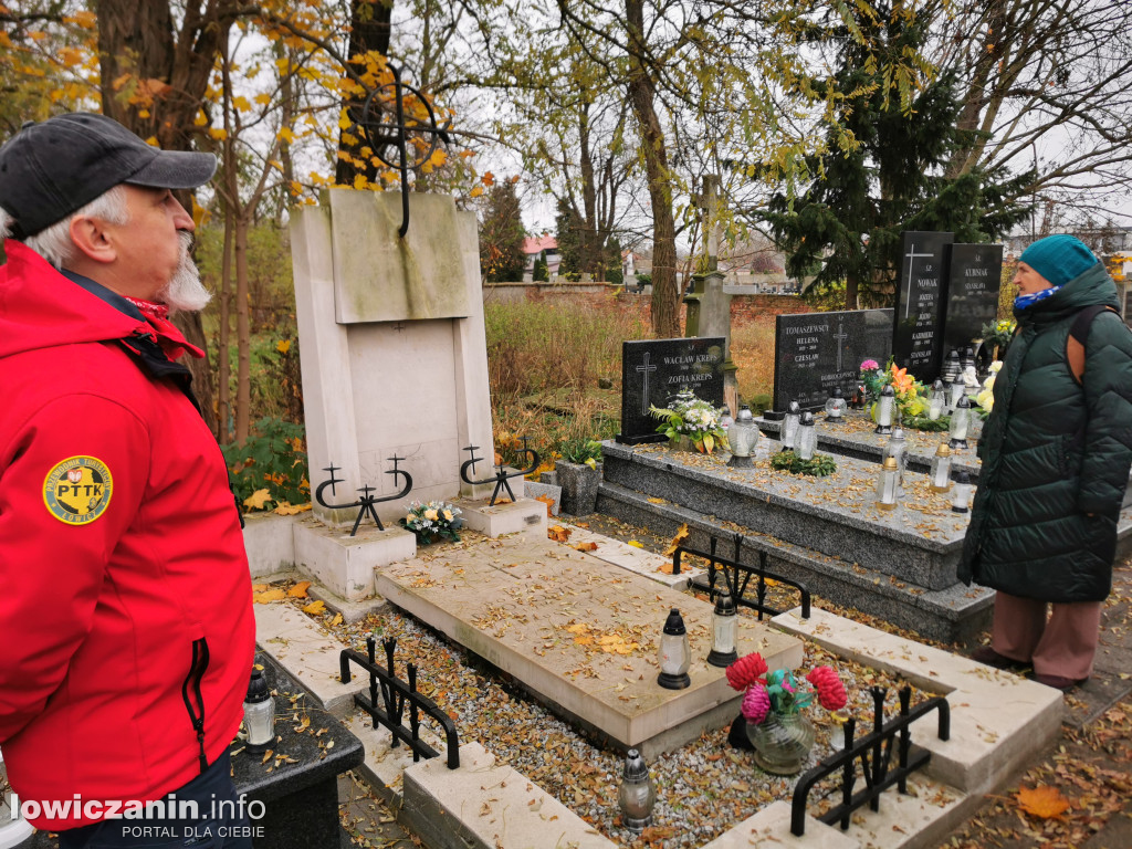 Łowiczanie odkrywali historię cmentarzy