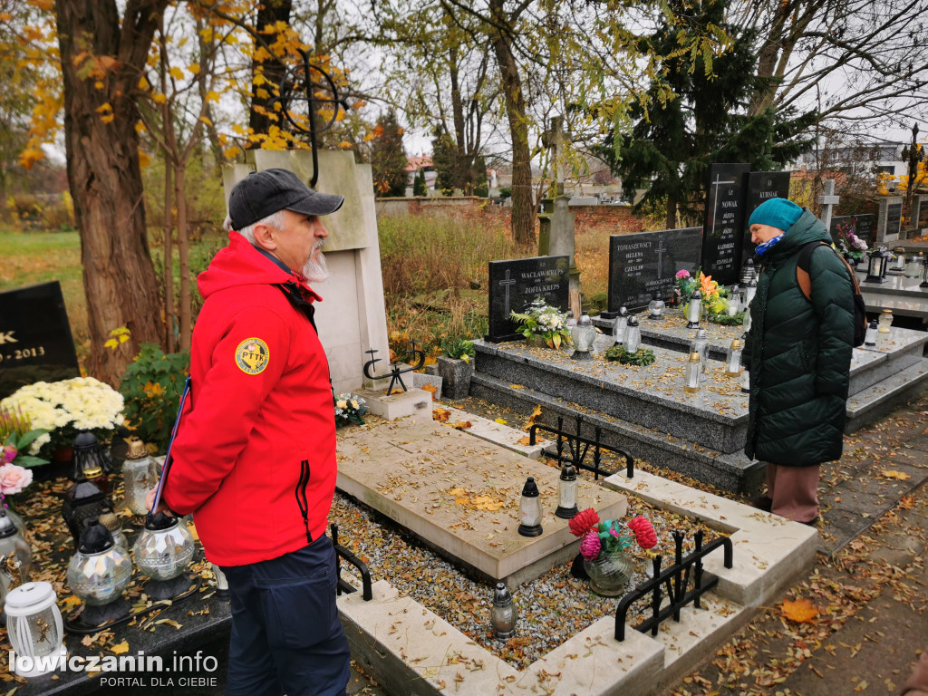 Łowiczanie odkrywali historię cmentarzy