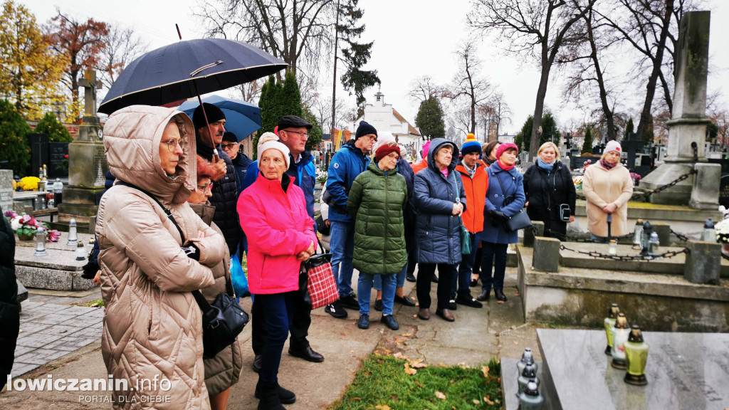 Łowiczanie odkrywali historię cmentarzy