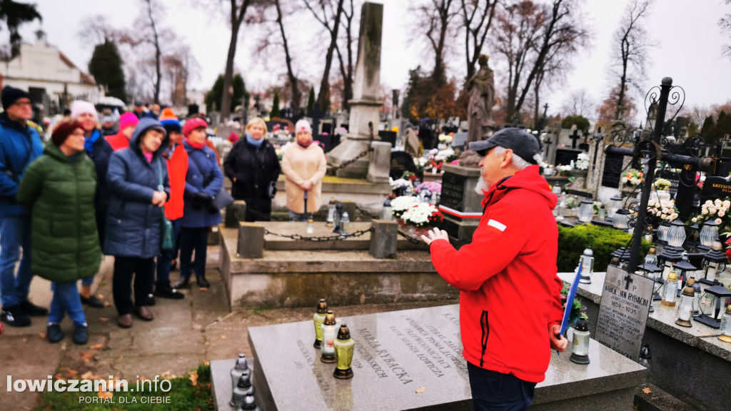 Łowiczanie odkrywali historię cmentarzy