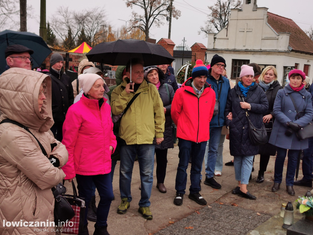 Łowiczanie odkrywali historię cmentarzy