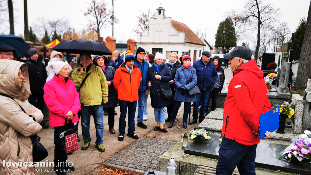 Łowiczanie odkrywali historię cmentarzy