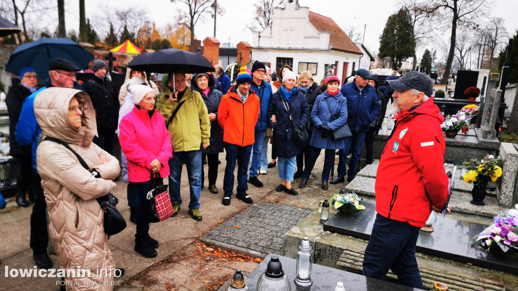 Łowiczanie odkrywali historię cmentarzy