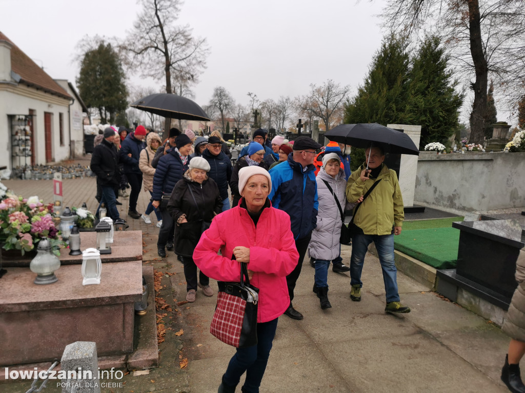Łowiczanie odkrywali historię cmentarzy