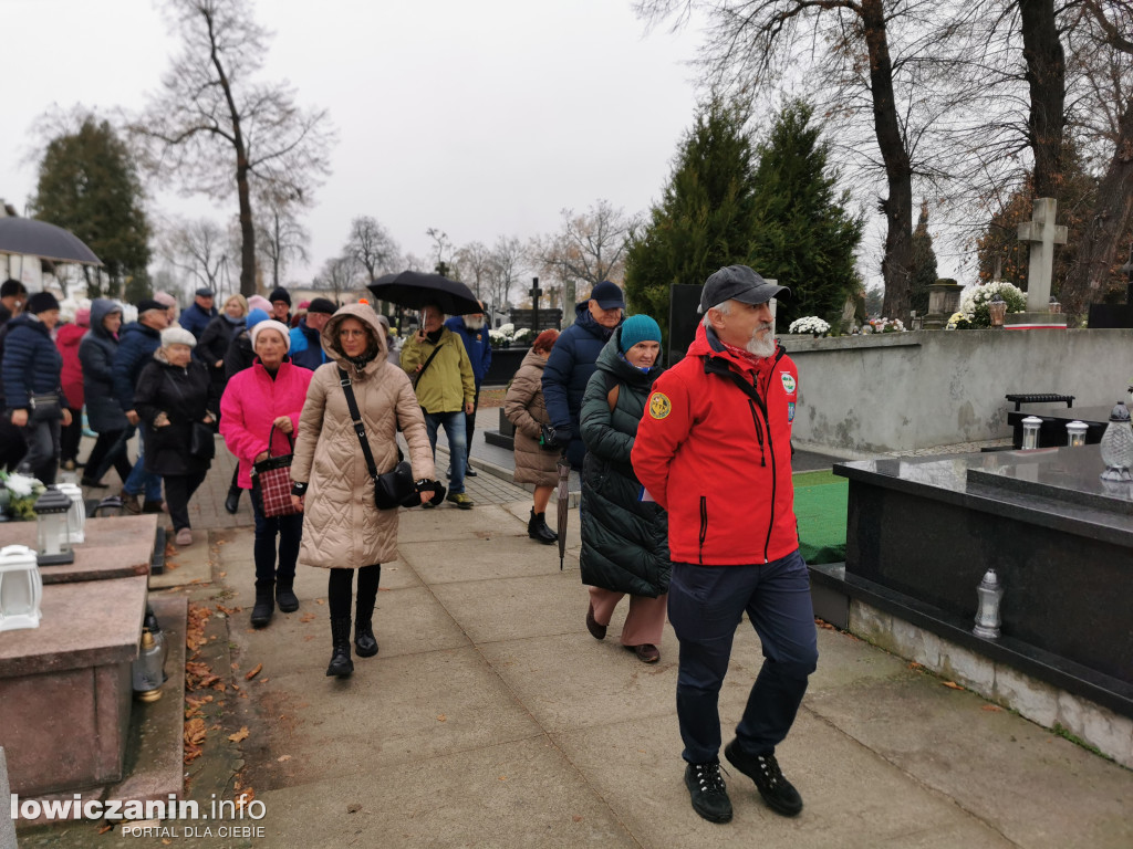 Łowiczanie odkrywali historię cmentarzy