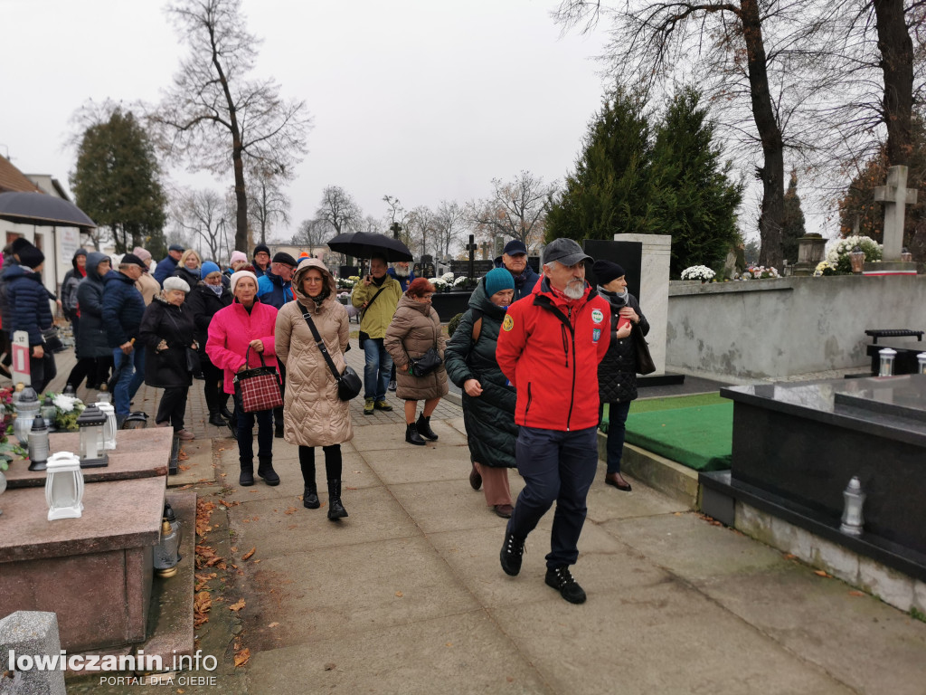 Łowiczanie odkrywali historię cmentarzy