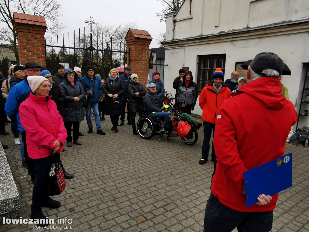Łowiczanie odkrywali historię cmentarzy