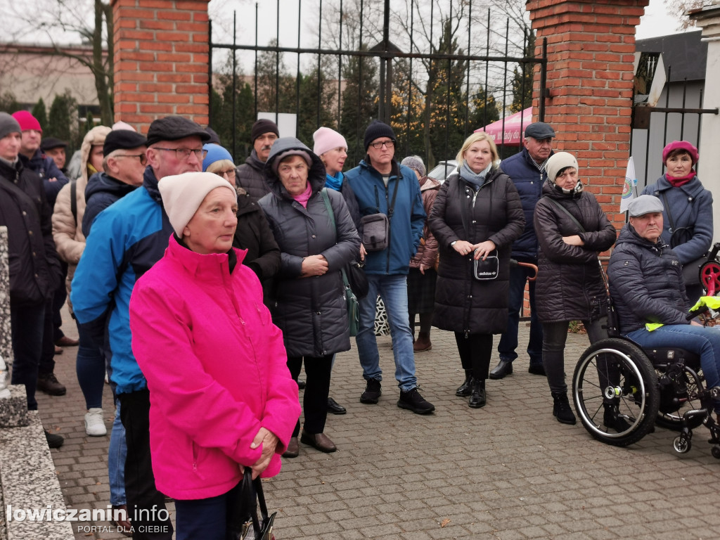 Łowiczanie odkrywali historię cmentarzy