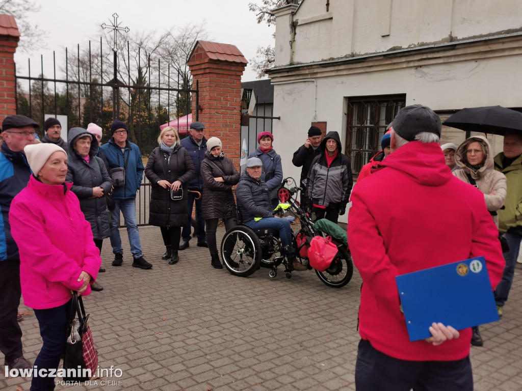 Łowiczanie odkrywali historię cmentarzy