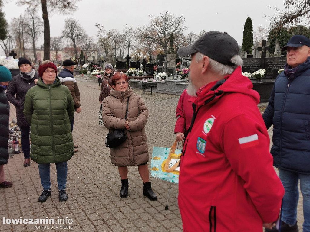 Łowiczanie odkrywali historię cmentarzy