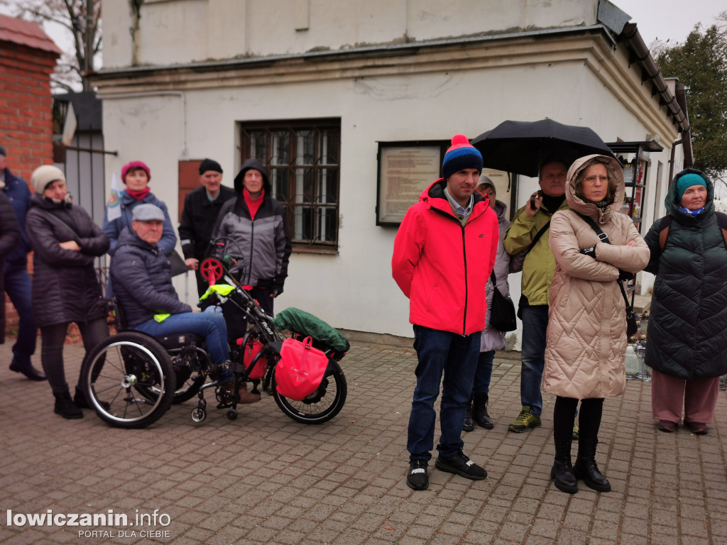 Łowiczanie odkrywali historię cmentarzy