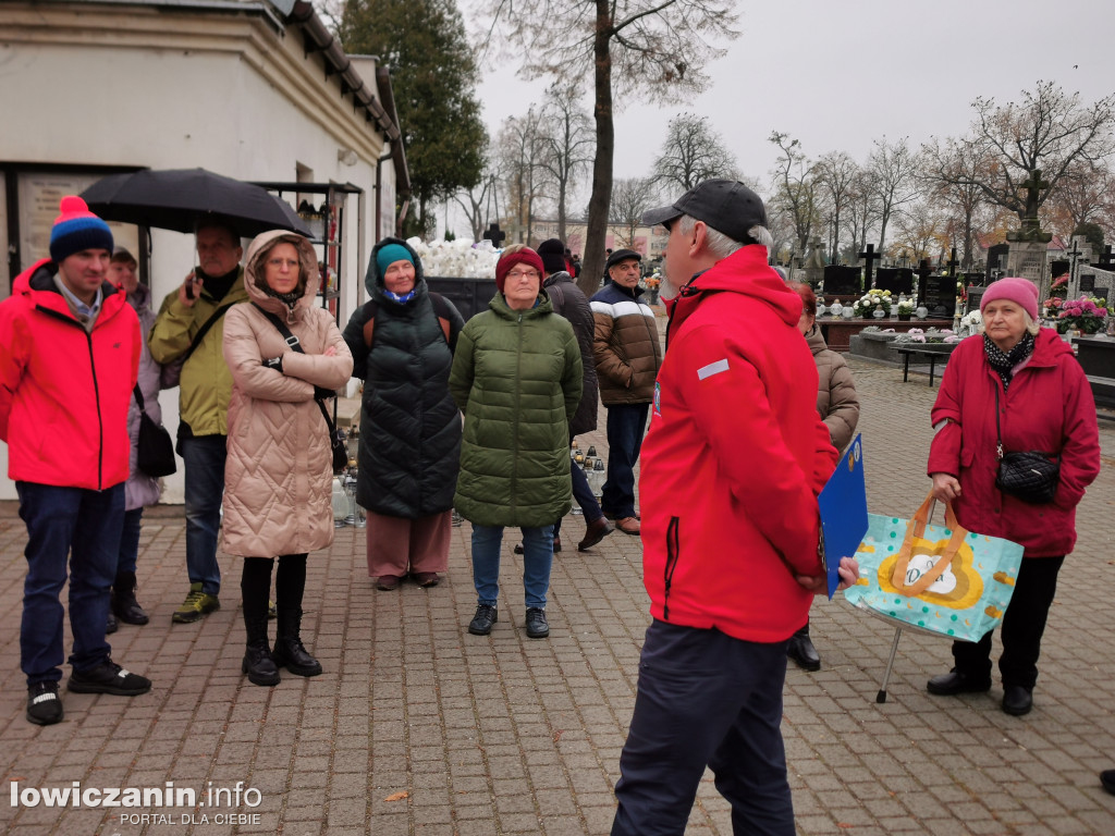Łowiczanie odkrywali historię cmentarzy