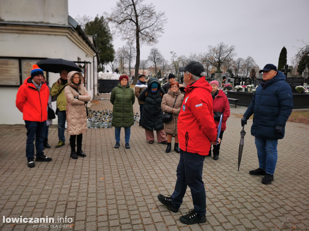 Łowiczanie odkrywali historię cmentarzy