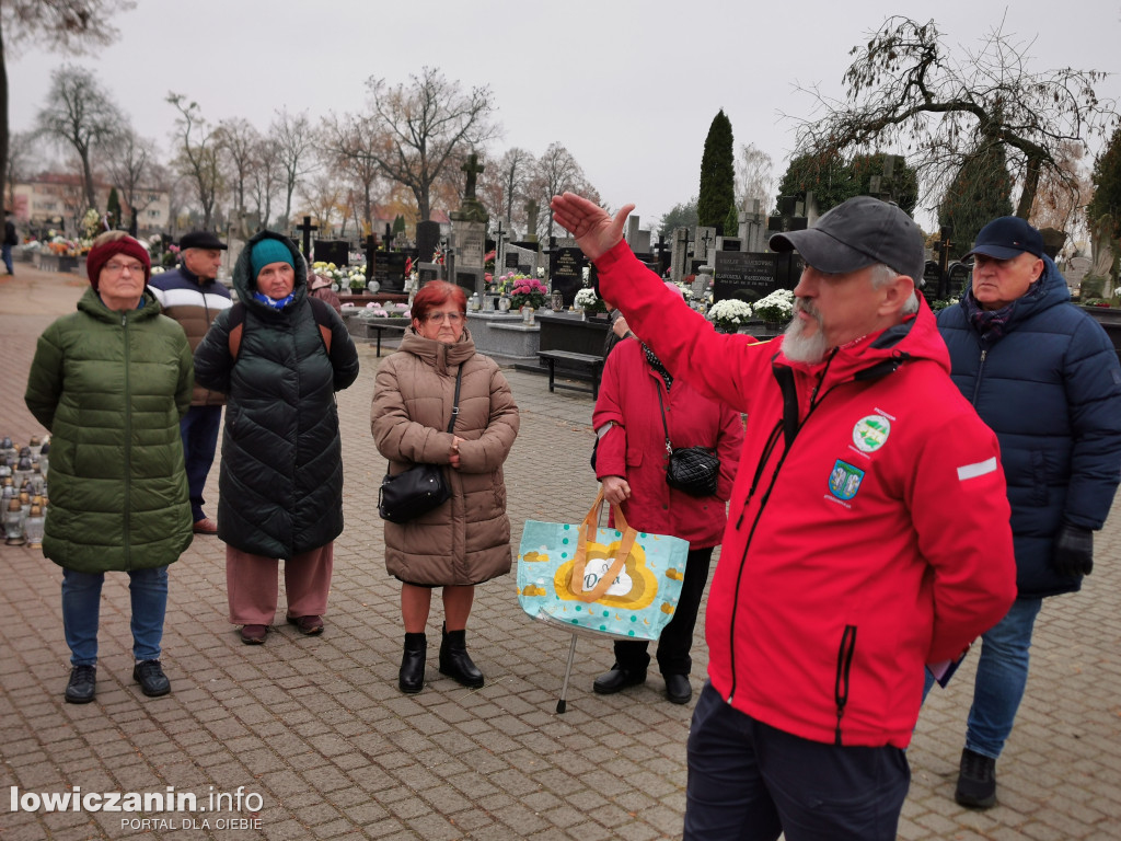 Łowiczanie odkrywali historię cmentarzy